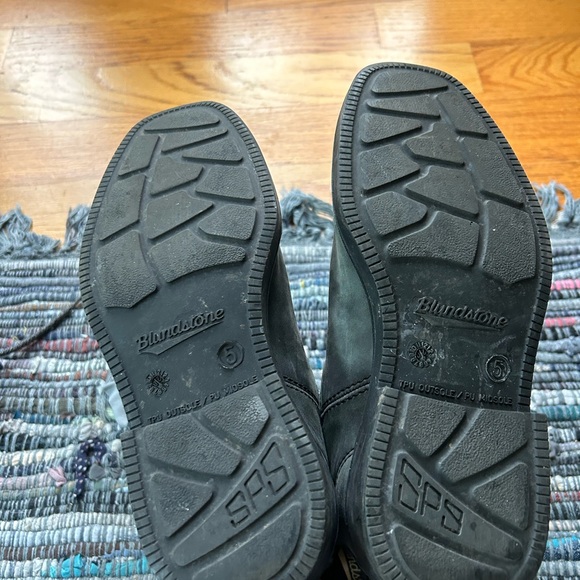 Grey Blundstones AU 5. - Picture 3 of 3